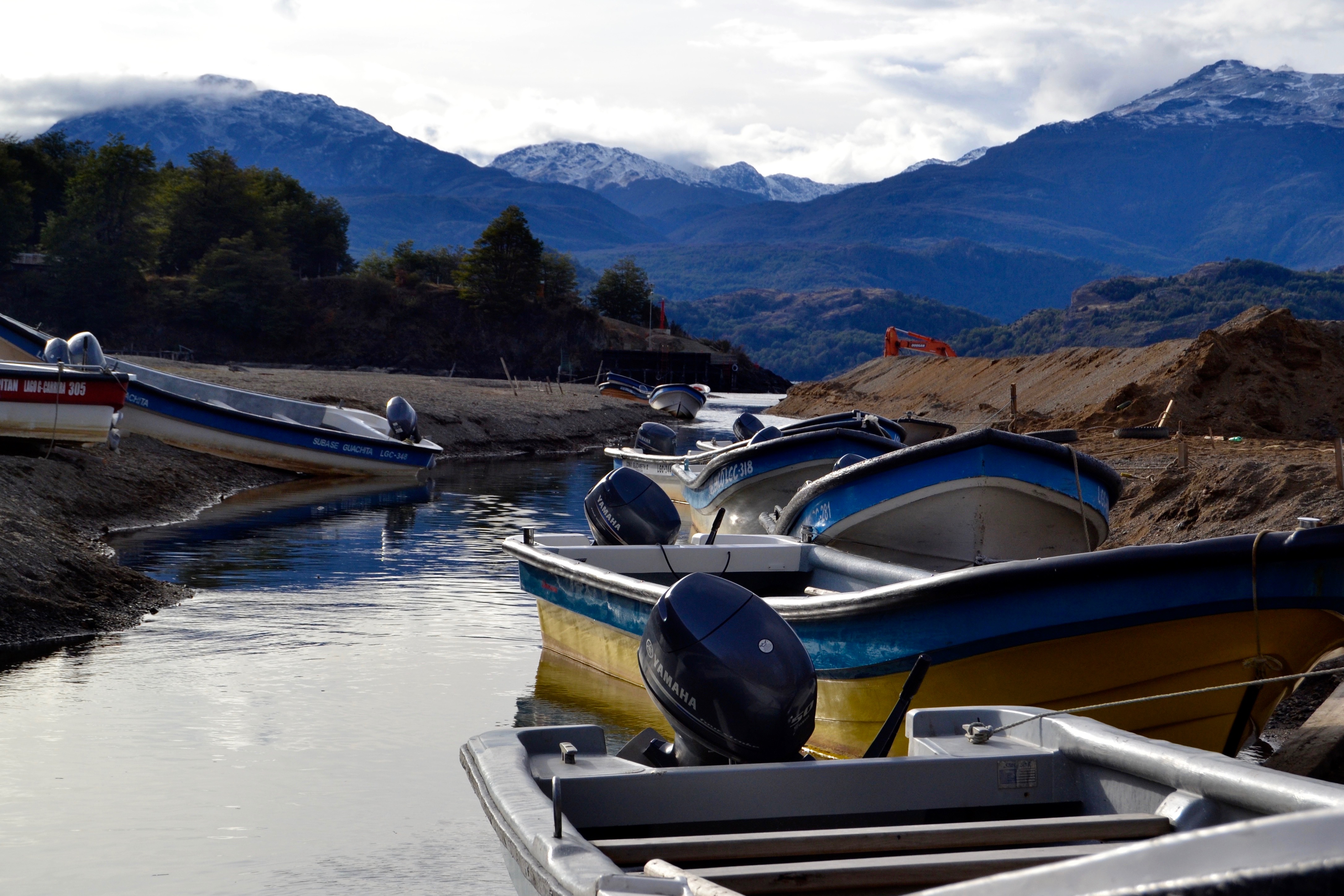 Las barcas reposan a la orilla del Lago General Carrera en Puerto Río Tranquilo, donde el principal atractivo turístico son las Capillas de Mármol.