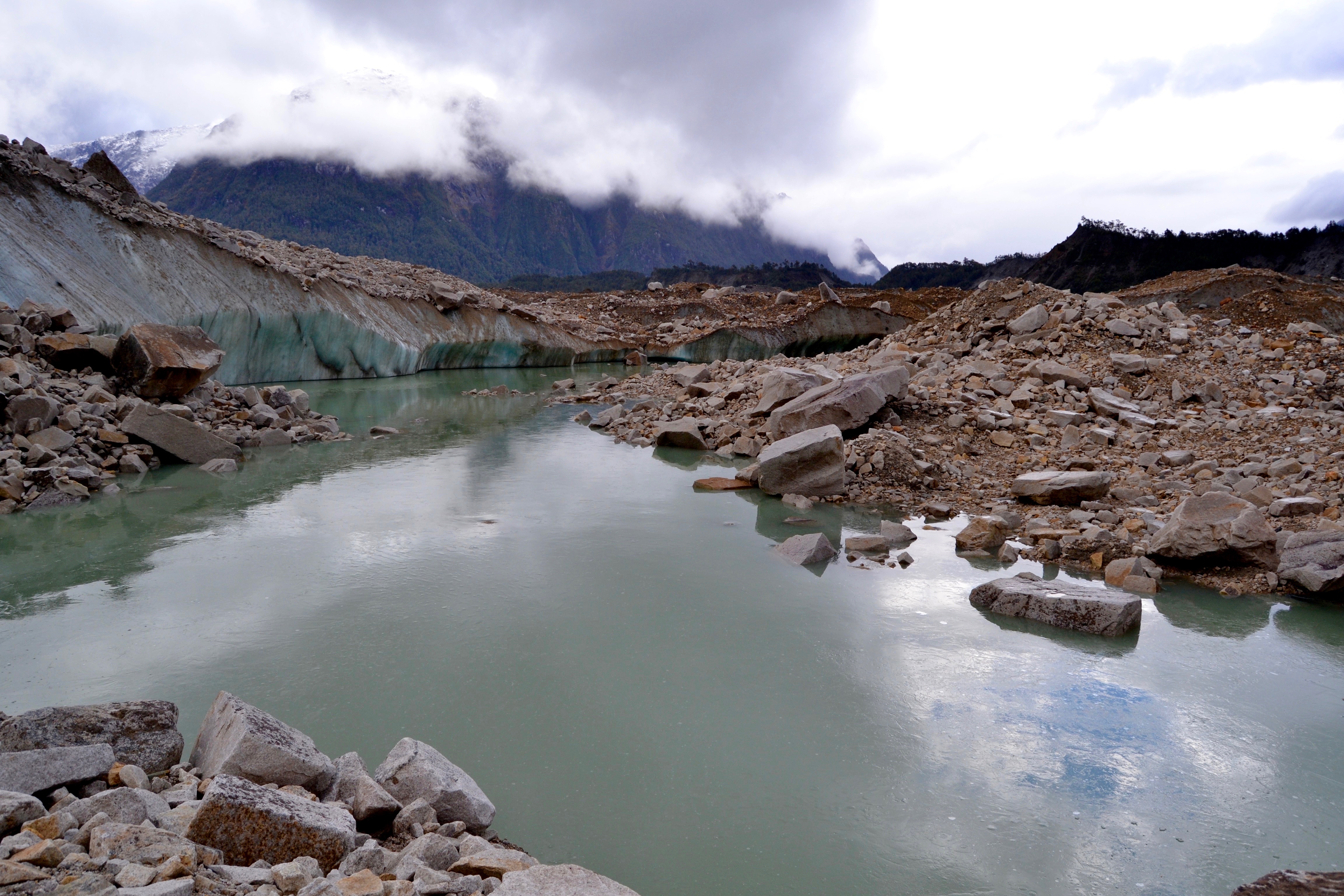 Tramo del circuito justo antes de llegar al glaciar: rocas, pequeñas lagunas y hielo.