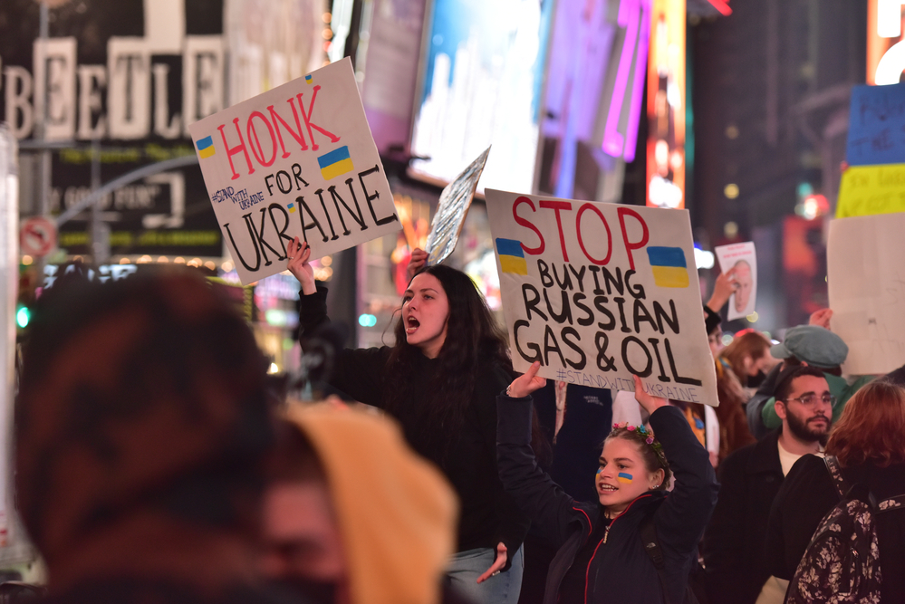Ciudadanos ucranianos protestan en Times Square de Nueva York contra la invasión rusa de Ucrania. Foto: Janifest 