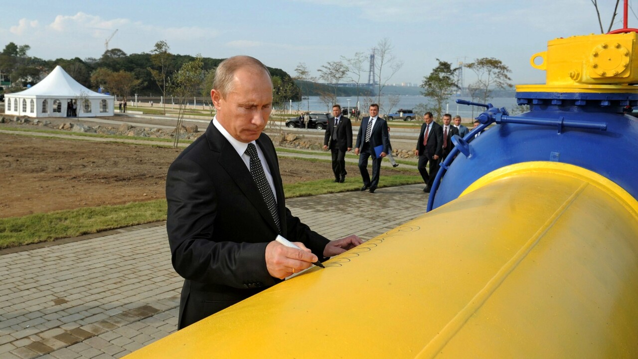 Vladimir Putin lanzando un gasoducto de gas natural.