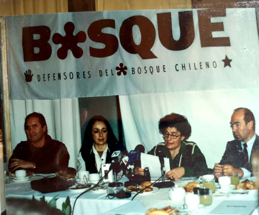 Una conferencia de prensa de los Defensores del Bosque Chileno en los años 90. Adriana está hablando, a su derecha está Malu Sierra. 