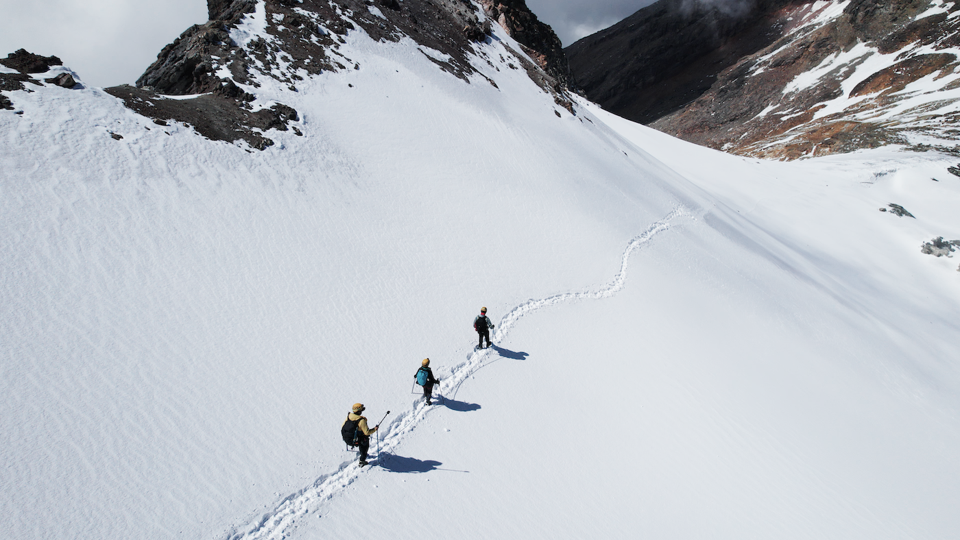 Expedition 3x3 hiking in the snow. Photo: Carlos Ruiz