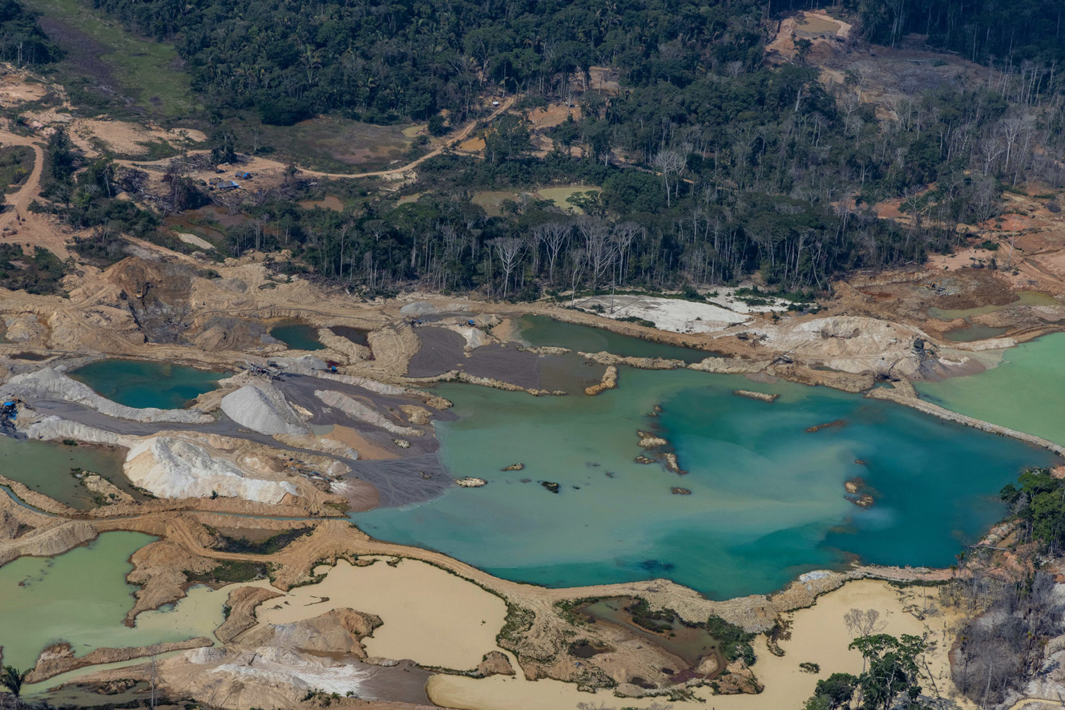 Área deforestada para la extracción de casiterita y oro en Porto Velho, distrito de Jaci-Paraná, estado de Rondônia. Foto: Victor Moriyama / Amazônia em Chamas 