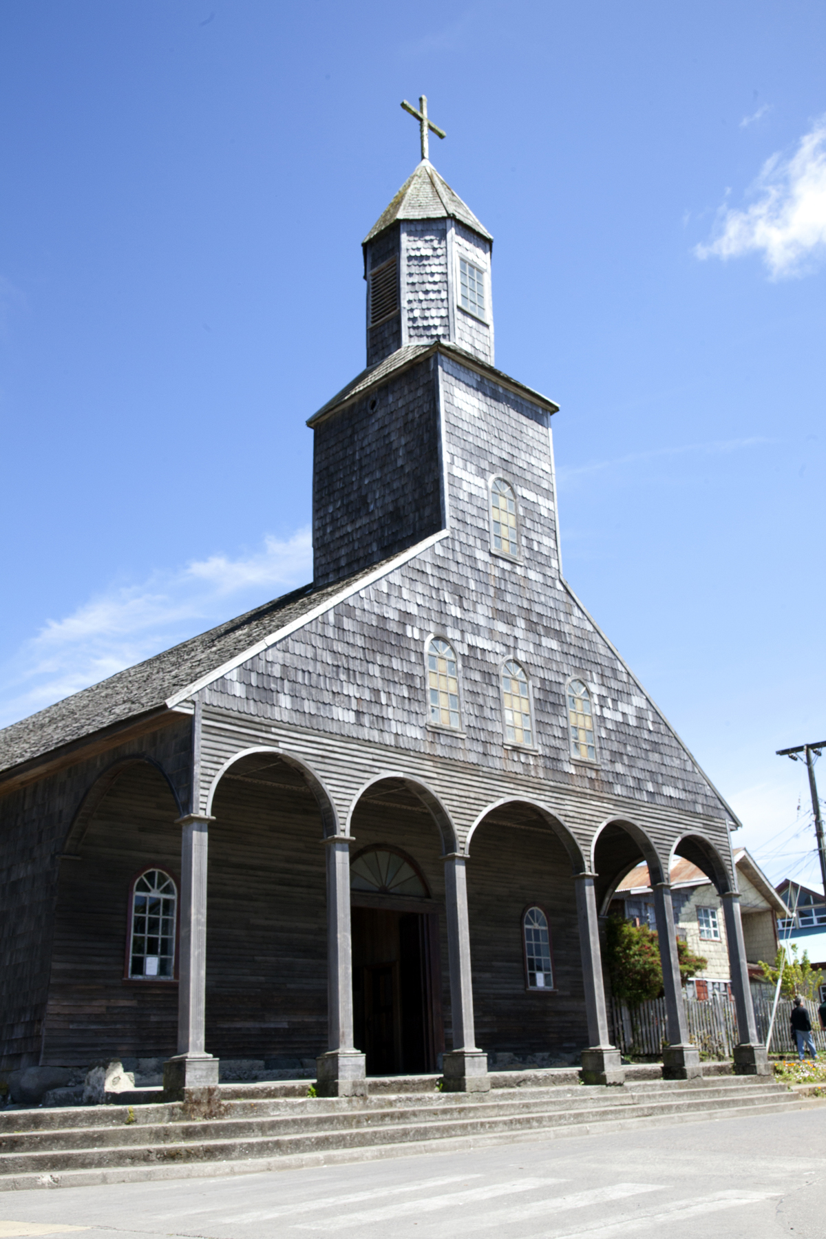 11. Los misioneros jesuitas construyeron cientos de iglesias de madera a lo largo de la isla de Chiloé con la intención de convertir a los isleños. Muchas de ellas, como esta en Achao, son monumentos Patrimonio de la Humanidad por la UNESCO.