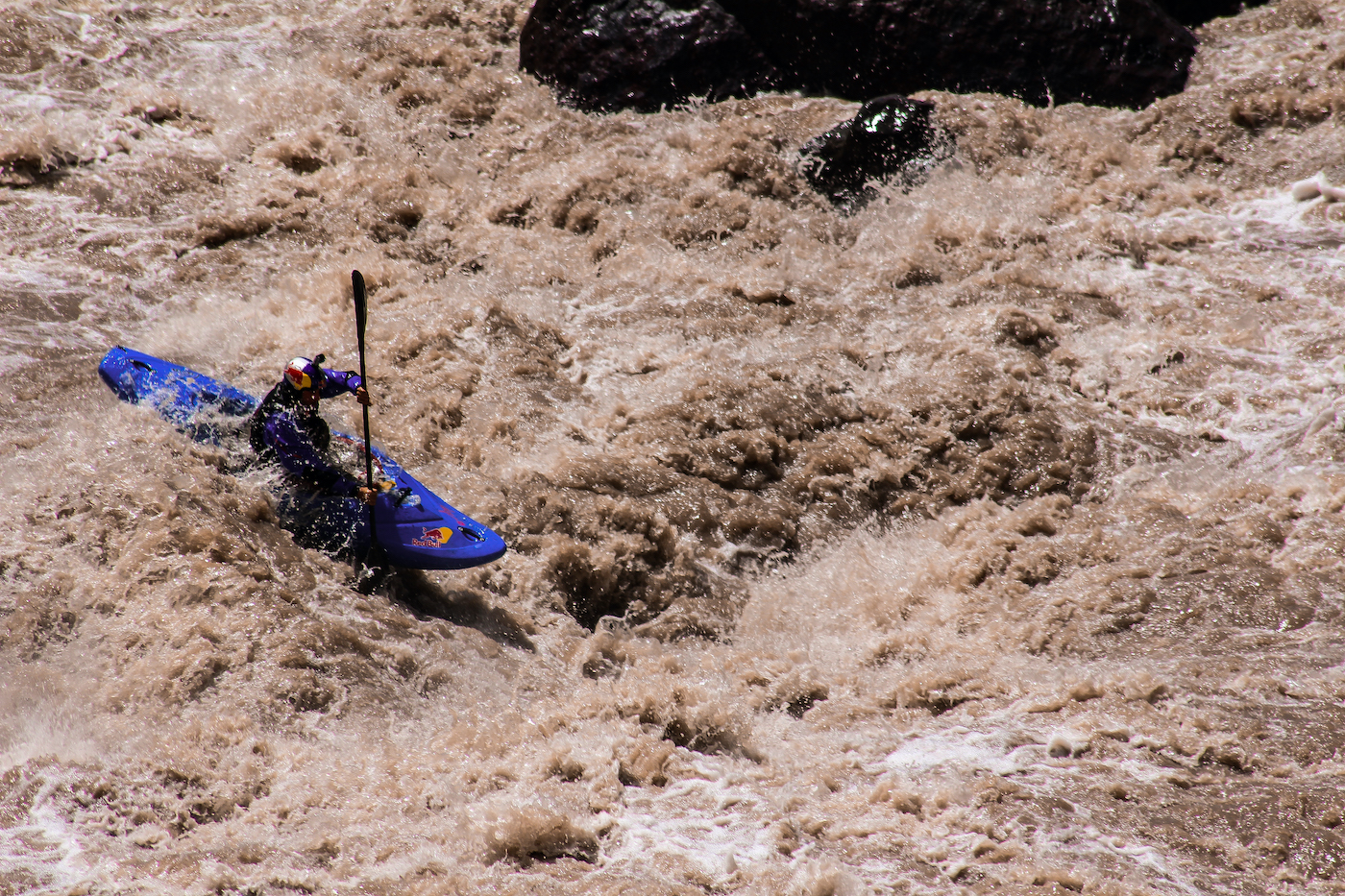 Aniol Serrasolses kayaking on the Maipo River. Photo: Paulo Urrutia Barceló