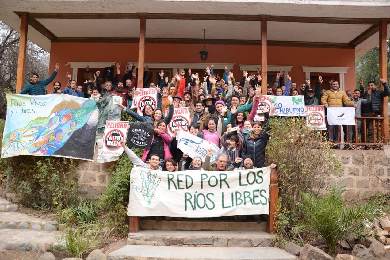 Foto del grupo en el sexto encuentro de la Red por los Ríos Libres en el Cajón del Maipo, Chile. Foto: Maurcio Ceron Becerra y Pablo Melo